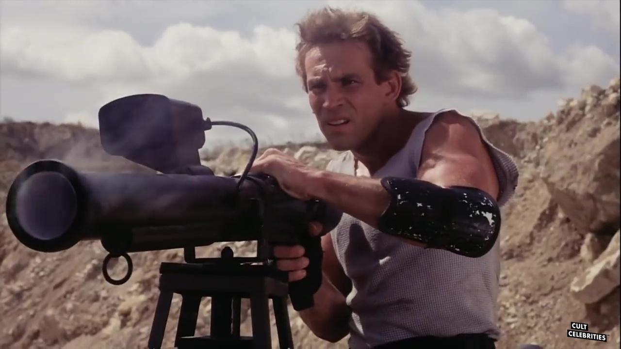Richard Hill in Dune Warriors (1990)