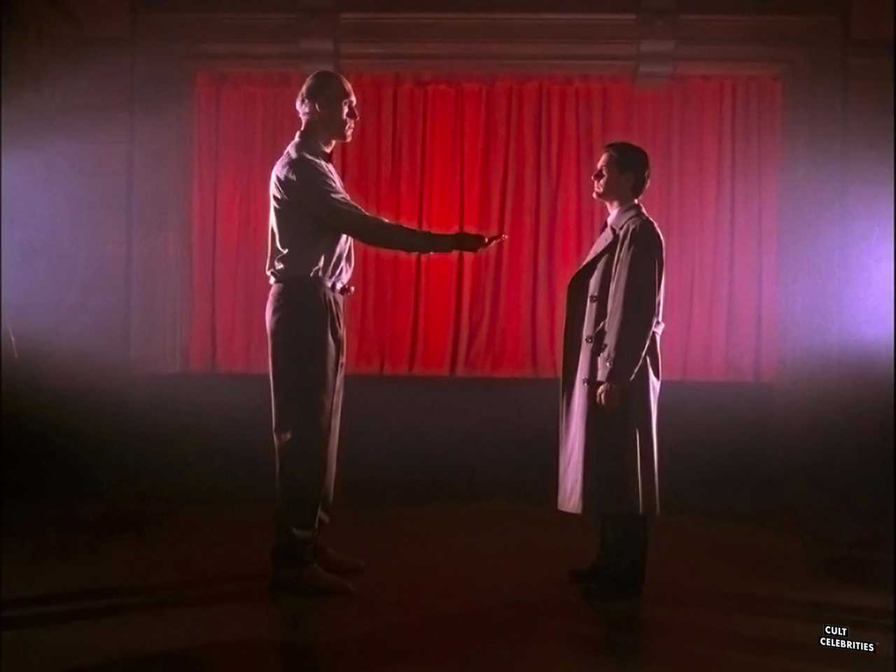 Kyle MacLachlan and Carel Struycken in Twin Peaks (1990-1991)