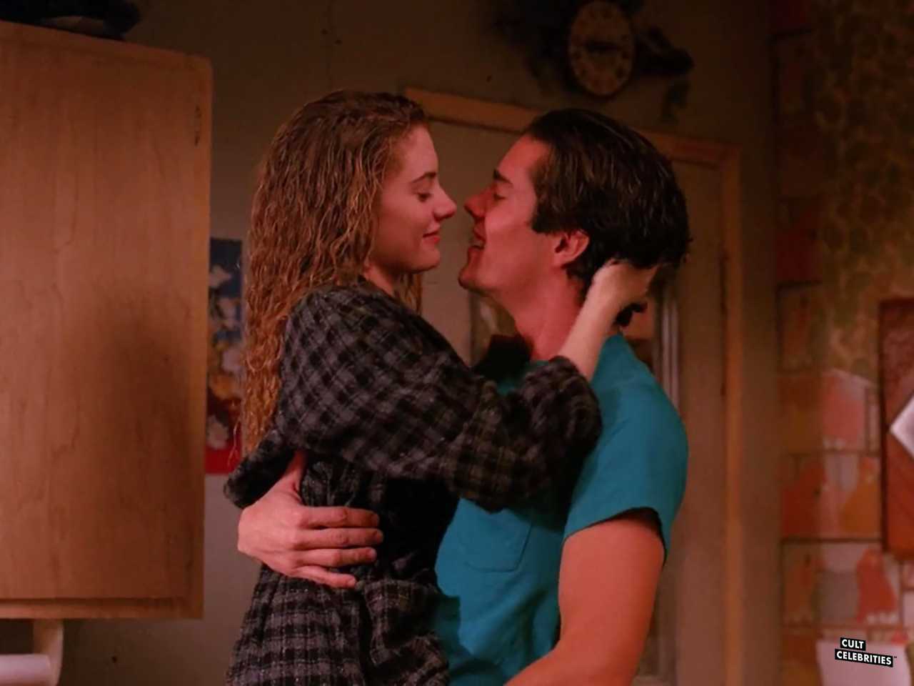 Mädchen Amick and Dana Ashbrook in Twin Peaks (1990)