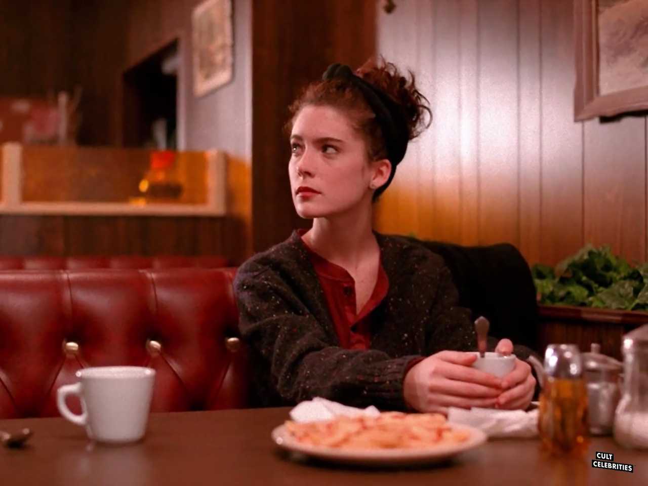 Lara Flynn Boyle in Twin Peaks (1990)