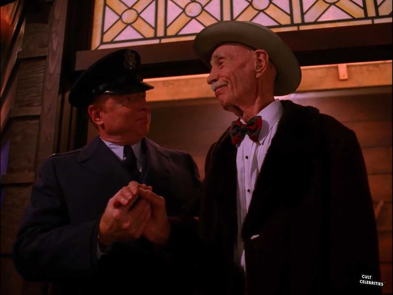 Don S. Davis and Hank Worden in Twin Peaks (1990)