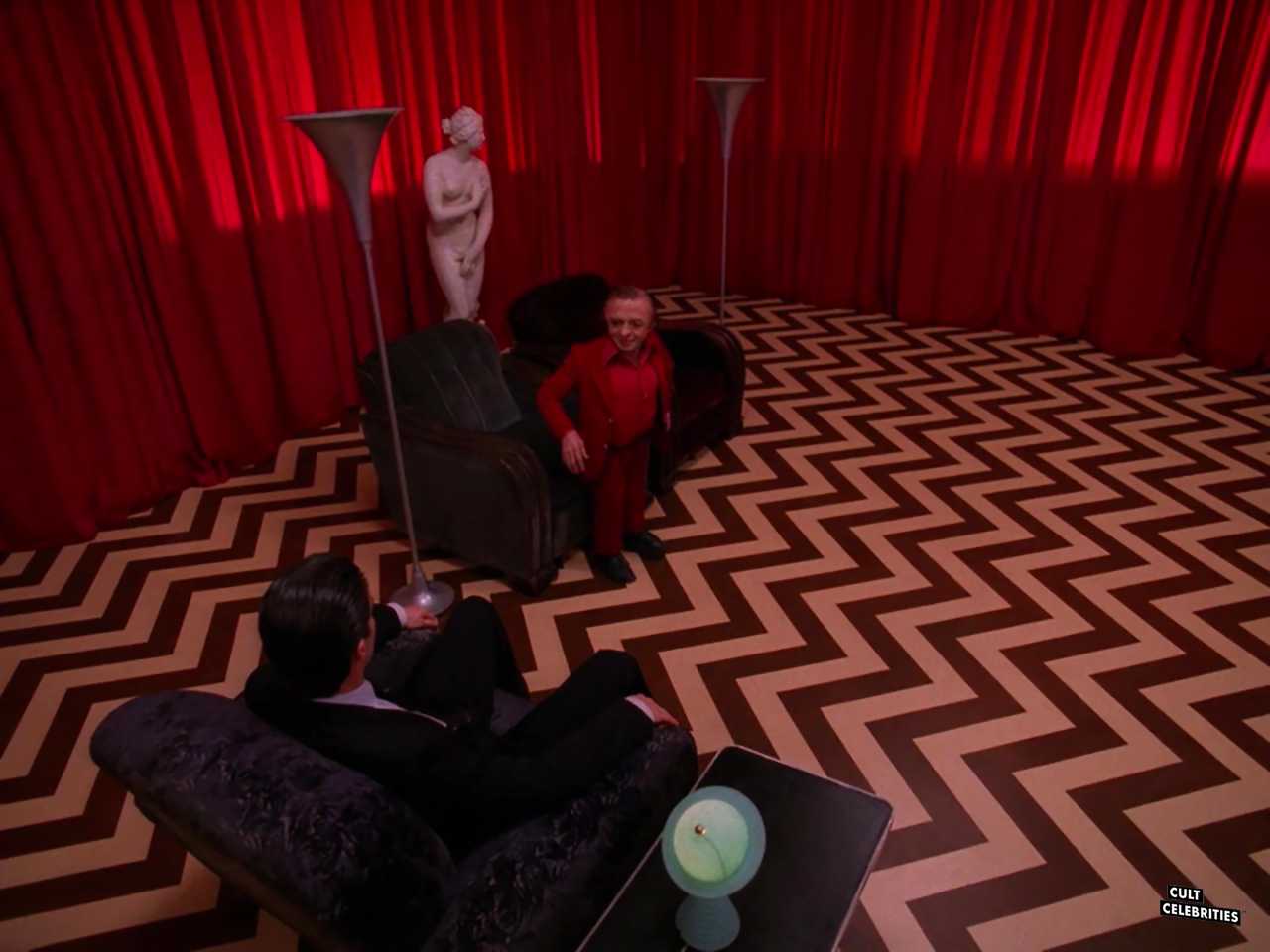 Michael J. Anderson and Kyle MacLachlan in Twin Peaks (1990)