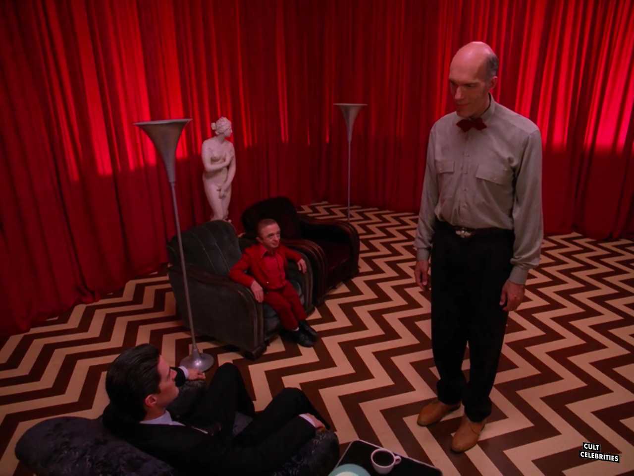 Michael J. Anderson and Carel Struycken in Twin Peaks (1990)