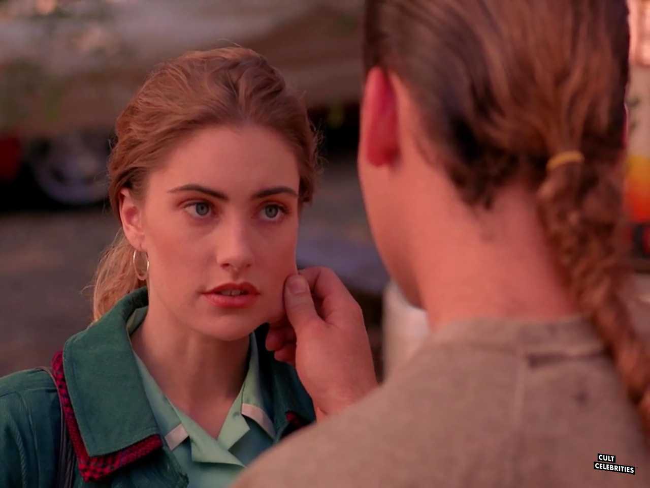 Eric DaRe and Mädchen Amick in Twin Peaks (1990)