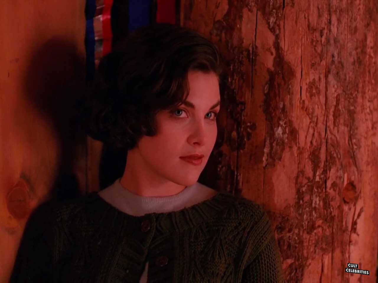 Sherilyn Fenn in Twin Peaks (1990)