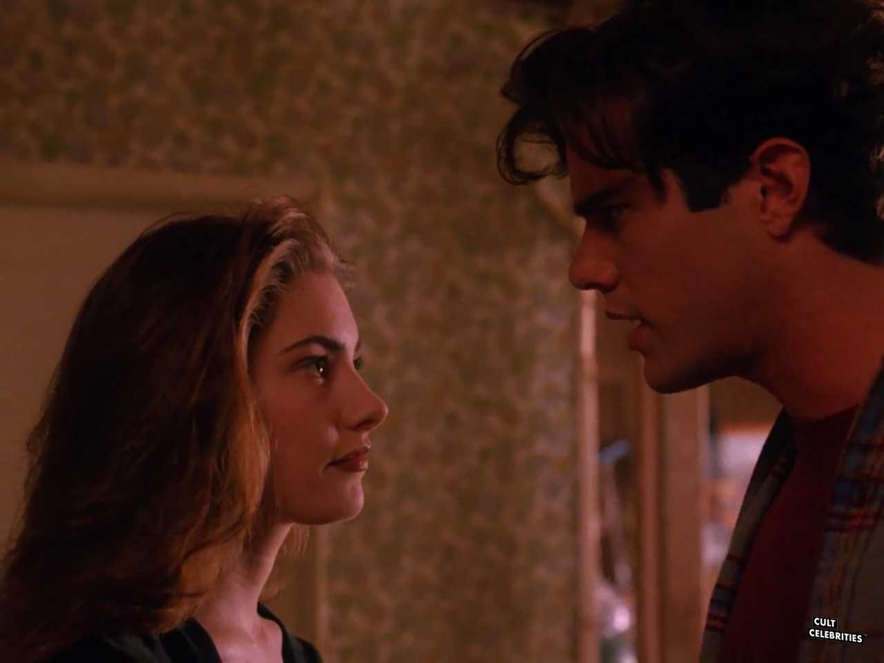 Mädchen Amick and Dana Ashbrook in Twin Peaks (1990)