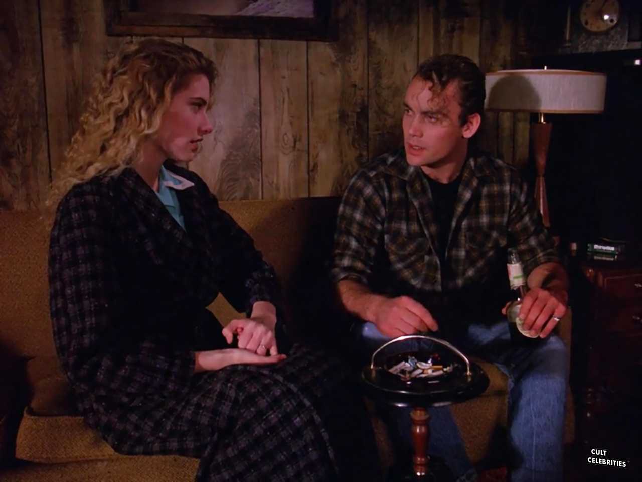 Eric DaRe and Mädchen Amick in Twin Peaks (1990)